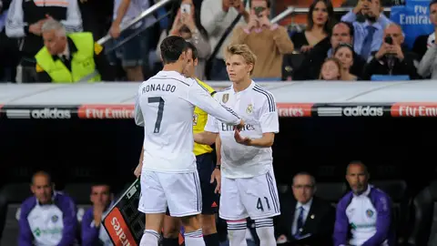 Odegaard entra en el terreno de juego por Cristiano Ronaldo Odegaard entra en el terreno de juego por Cristiano Ronaldo
