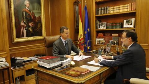 El rey Felipe VI con el presidente del Gobierno, Mariano Rajoy