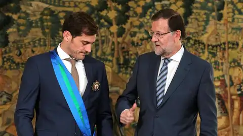 Rajoy le entrega la medalla a Iker Casillas Rajoy le entrega la medalla a Iker Casillas