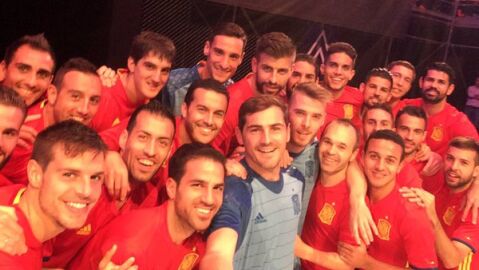 Los jugadores de la Selecci&oacute;n se hacen un selfie con la nueva equipaci&oacute;n
