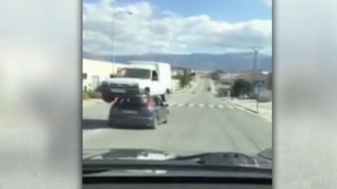 Imagen del coche circulando con una furgoneta encima