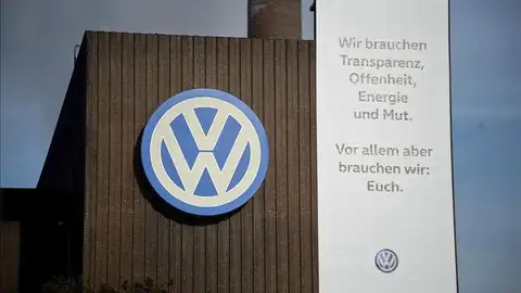 Logotipo de Volkswagen en la fábrica de Volkswagen en Wolfsburgo Logotipo de Volkswagen en la fábrica de Volkswagen en Wolfsburgo