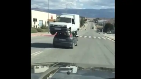 Un coche transporta una furgoneta Un coche transporta una furgoneta