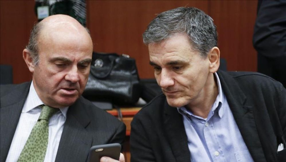 El ministro español de Economía, Luis de Guindos, con el ministro griego de Finanzas, Euclid Tsakalotos