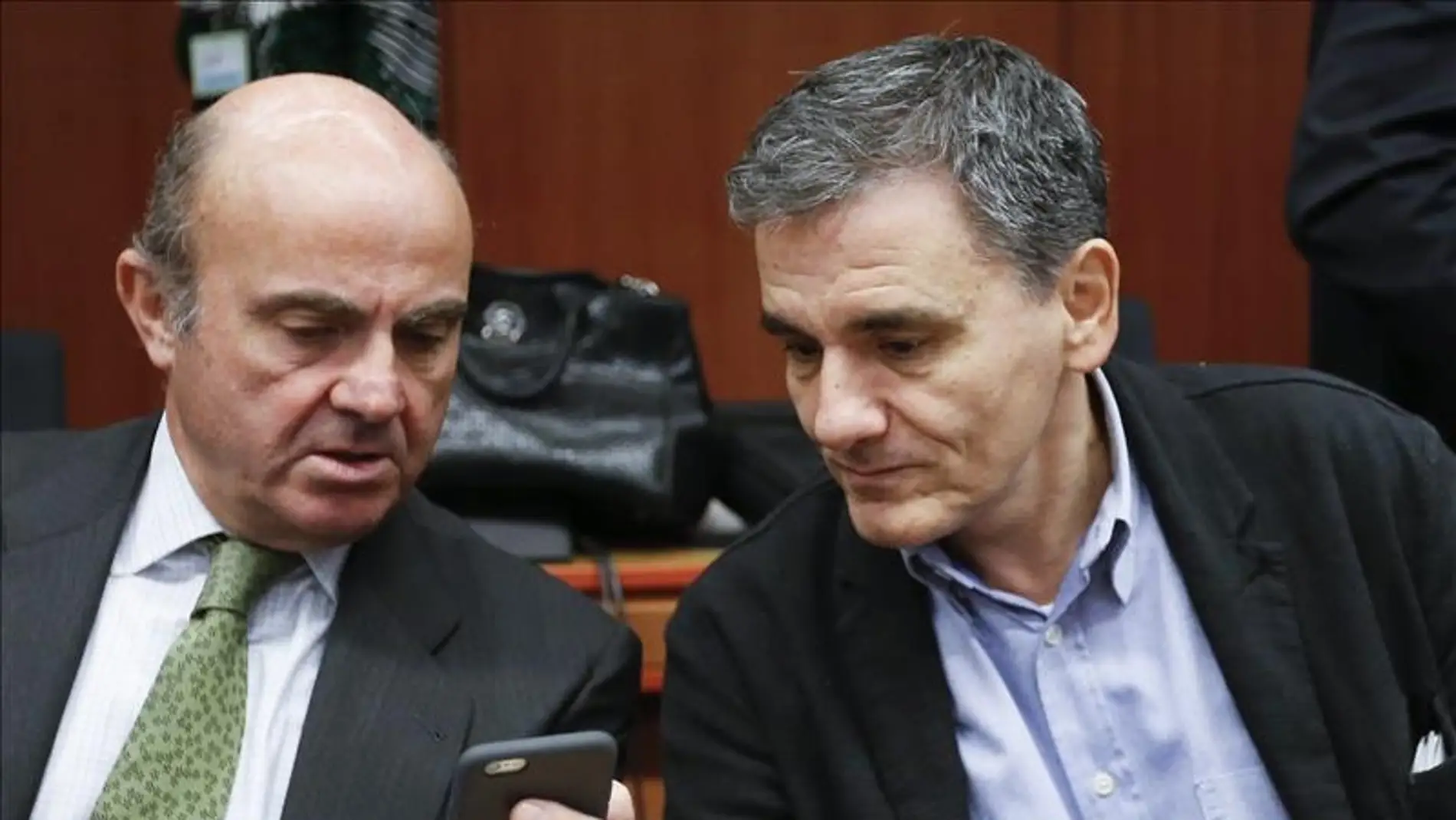 El ministro español de Economía, Luis de Guindos, con el ministro griego de Finanzas, Euclid Tsakalotos