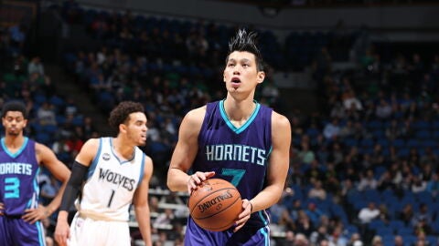 Jeremy Lin se prepara para lanzar un tiro libre ante los Timberwolves