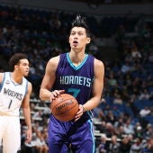 Jeremy Lin se prepara para lanzar un tiro libre ante los Timberwolves