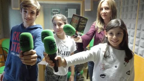 Alg&uacute;ns dos nenos e nenas do grupo pontevedr&eacute;s no estudio de Onda Cero Pontevedra