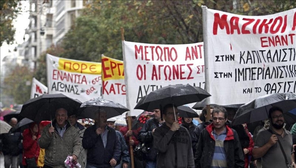 Manifestantes participan en una protesta durante una huelga general de 24 horas convocada en Atena