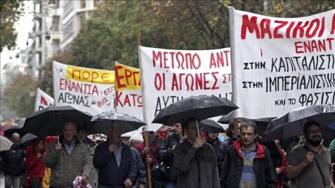 Manifestantes participan en una protesta durante una huelga general de 24 horas convocada en Atena