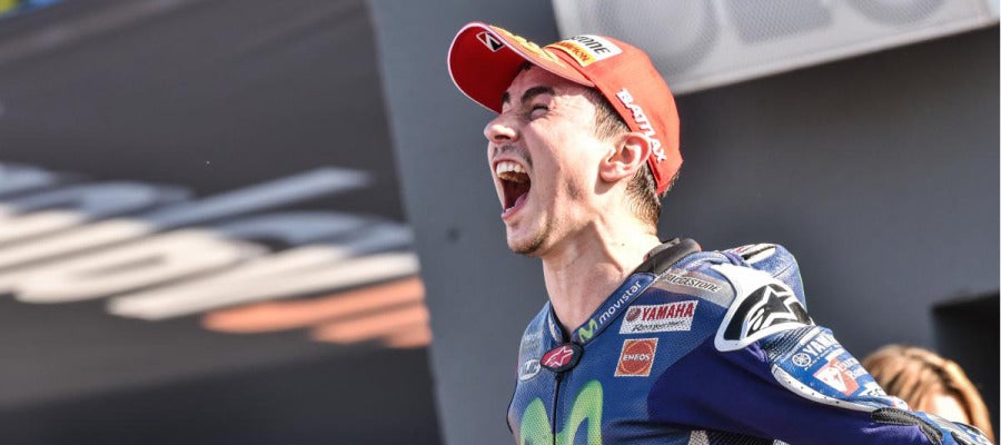 Jorge Lorenzo celebra la victoria y el Mundial en Valencia Jorge Lorenzo celebra la victoria y el Mundial en Valencia