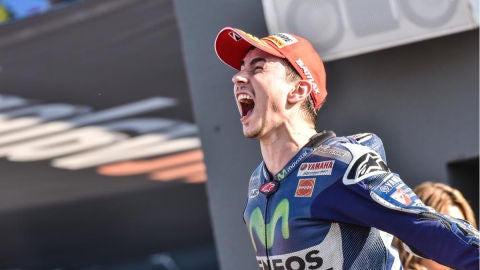 Jorge Lorenzo celebra la victoria y el Mundial en Valencia