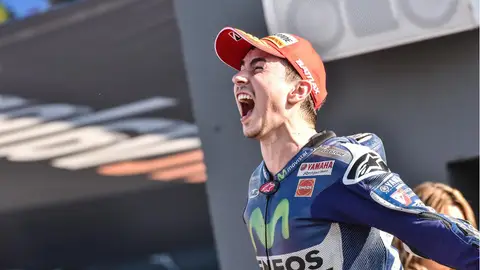 Jorge Lorenzo celebra la victoria y el Mundial en Valencia Jorge Lorenzo celebra la victoria y el Mundial en Valencia