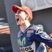Jorge Lorenzo celebra la victoria y el Mundial en Valencia Jorge Lorenzo celebra la victoria y el Mundial en Valencia