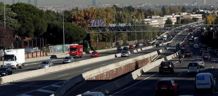 Diversos vehículos circulan por la carretera de la Coruña, en sentido entrada a la capital Diversos vehículos circulan por la carretera de la Coruña, en sentido entrada a la capital