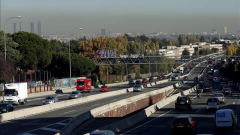 Diversos veh&iacute;culos circulan por la carretera de la Coru&ntilde;a, en sentido entrada a la capital