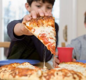Niños comiendo pizza Niños comiendo pizza