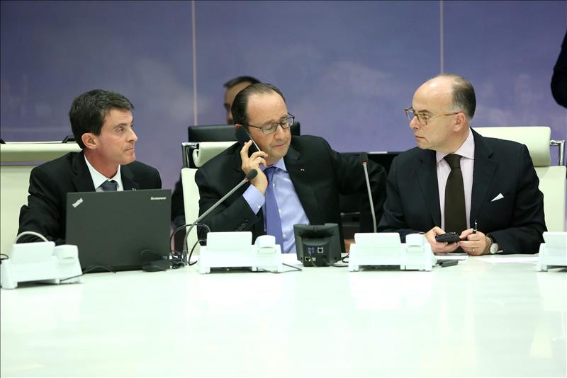 Hollande preside un Consejo de Defensa para analizar los atentados en París Hollande preside un Consejo de Defensa para analizar los atentados en París