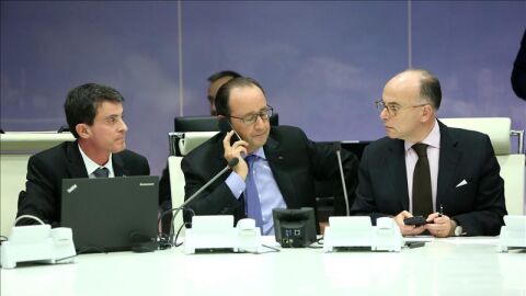 Hollande preside un Consejo de Defensa con varios miembros del gobierno.