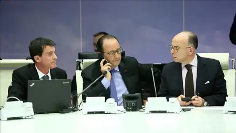 Hollande preside un Consejo de Defensa con varios miembros del gobierno. Hollande preside un Consejo de Defensa con varios miembros del gobierno.