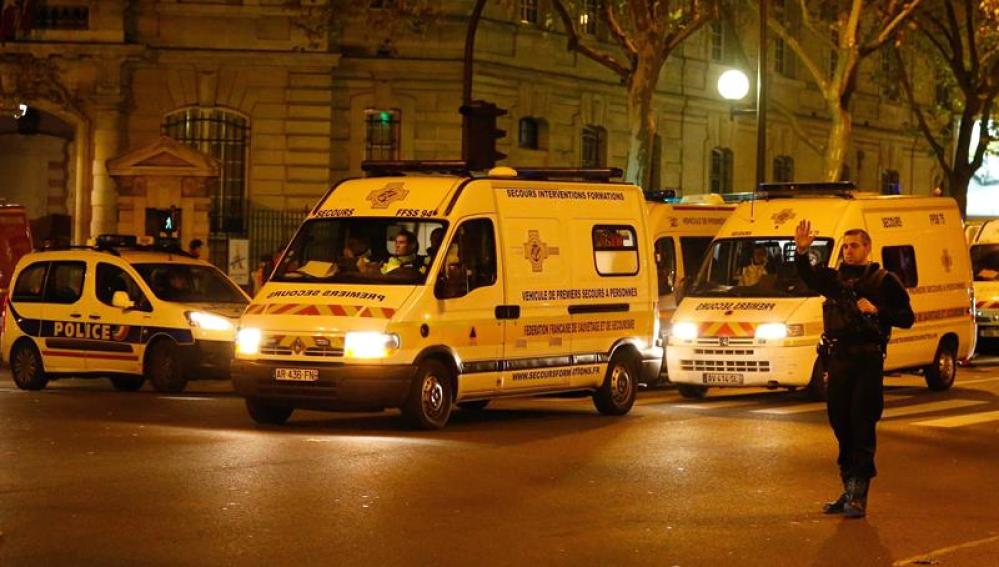 Varias ambulancias transportan a varios heridos en París. 
