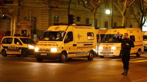Varias ambulancias transportan a varios heridos en Par&iacute;s. 