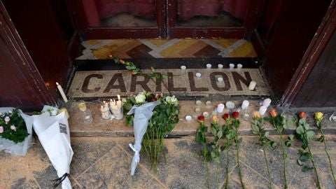 Flores y velas a las puertas de Le Carillon bar