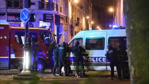 Polic&iacute;a y bomberos en la zona de la sala Bataclan en Par&iacute;s