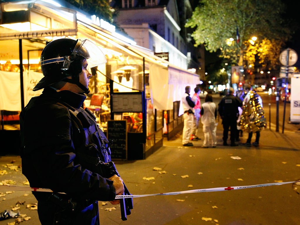 El Gobierno francés sigue pidiendo a los parisinos que no salgan de sus casas El Gobierno francés sigue pidiendo a los parisinos que no salgan de sus casas