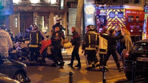 Los servicios sanitarios atienden a los heridos en los atentados de Par&iacute;s