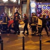 Los servicios sanitarios atienden a los heridos en los atentados de París