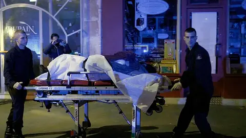 Equipos sanitarios atienden a los heridos Equipos sanitarios atienden a los heridos