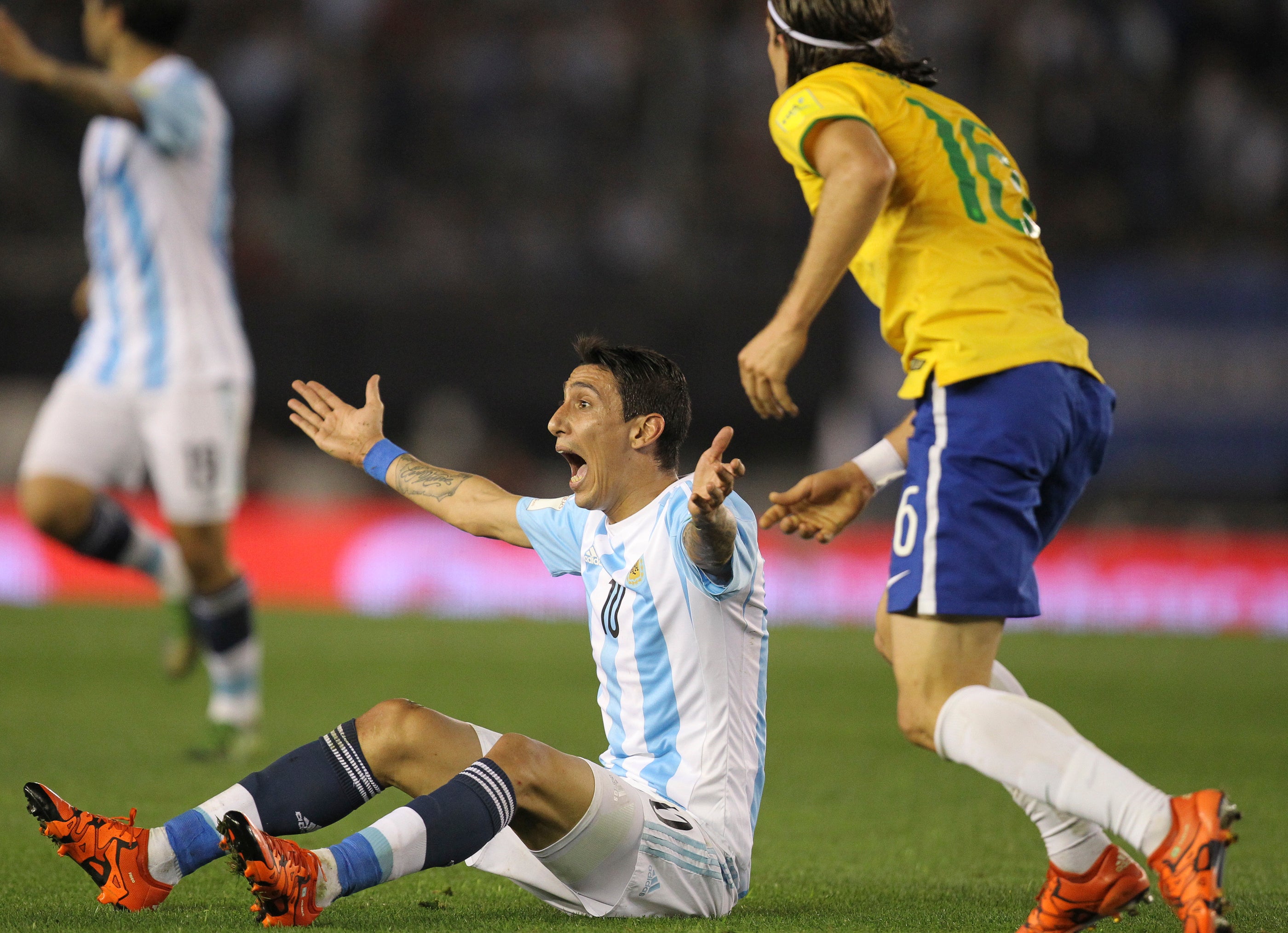 Argentina y Brasil se olvidan del buen fútbol Argentina y Brasil se olvidan del buen fútbol