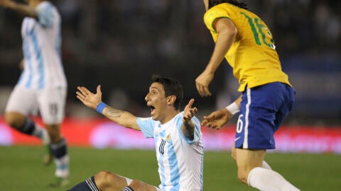 Di Mar&iacute;a protesta una acci&oacute;n ante Filipe Luis. 