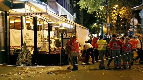 Equipos sanitarios y policías en el lugar donde se ha producido un tiroteo Equipos sanitarios y policías en el lugar donde se ha producido un tiroteo