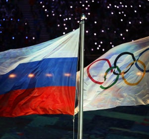 Las banderas de Rusia y de los JJOO, a la par Las banderas de Rusia y de los JJOO, a la par