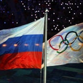 Las banderas de Rusia y de los JJOO, a la par