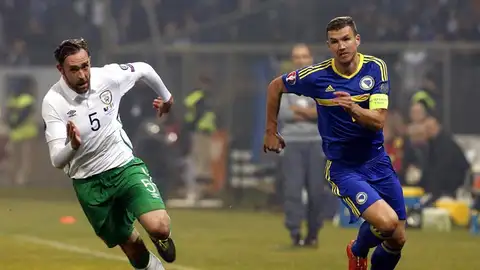 Edin Dzeko lucha por el balón con Richard Keogh Edin Dzeko lucha por el balón con Richard Keogh