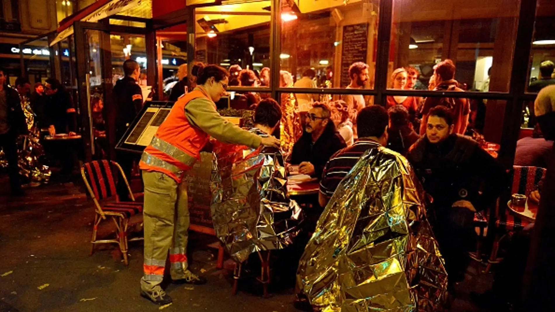 Equipos sanitarios atienden a los supervivientes al tiroteo en París