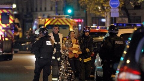 Las fuerzas de seguridad atienden a una mujer en Par&iacute;s