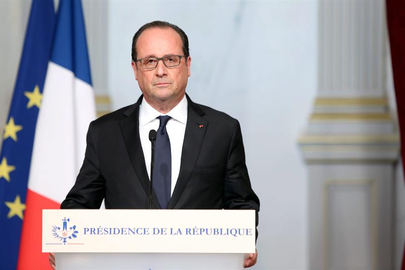 Hollande sigue con Valls y Cazeneuve la acción antiterrorista en Saint Denis Hollande sigue con Valls y Cazeneuve la acción antiterrorista en Saint Denis