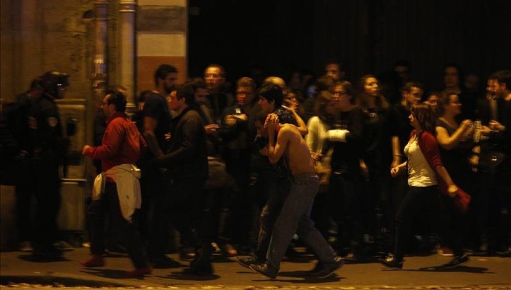 Ráfagas de disparos en la toma de rehenes en la sala de conciertos de París