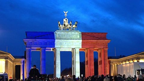 La Puerta de Brandenburgo con los colores de la bandera de Francia
