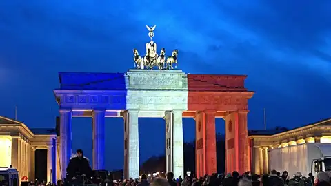 La Puerta de Brandenburgo con los colores de la bandera de Francia La Puerta de Brandenburgo con los colores de la bandera de Francia