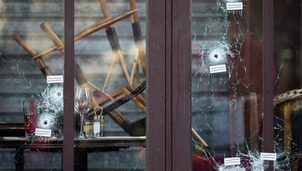 Vista de los agujeros de bala provocados tras los disparos en el Café Bonne Biere en París