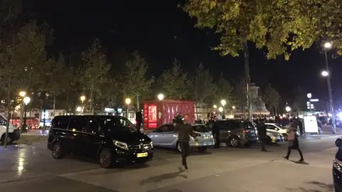 Estampida en la Plaza de la República de París Estampida en la Plaza de la República de París