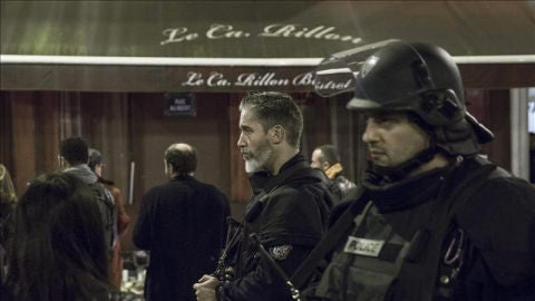 Miembros de la polic&iacute;a francesa en la puerta del restaurante Le Carillon, uno de los lugares del atentado
