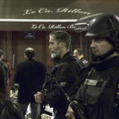 Miembros de la policía francesa en la puerta del restaurante Le Carillon, uno de los lugares del atentado