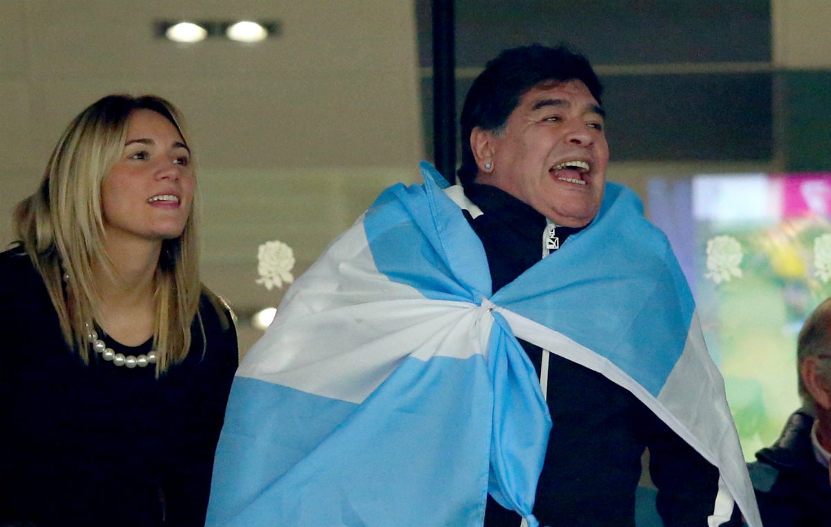 Maradona canta a los aficionados de Argentinos Juniors: "Es el Diego Maradona, el hermano de Pelé" Maradona canta a los aficionados de Argentinos Juniors: "Es el Diego Maradona, el hermano de Pelé"