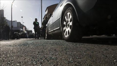 Cristales rotos en el suelo del coche localizado tras los atentados
